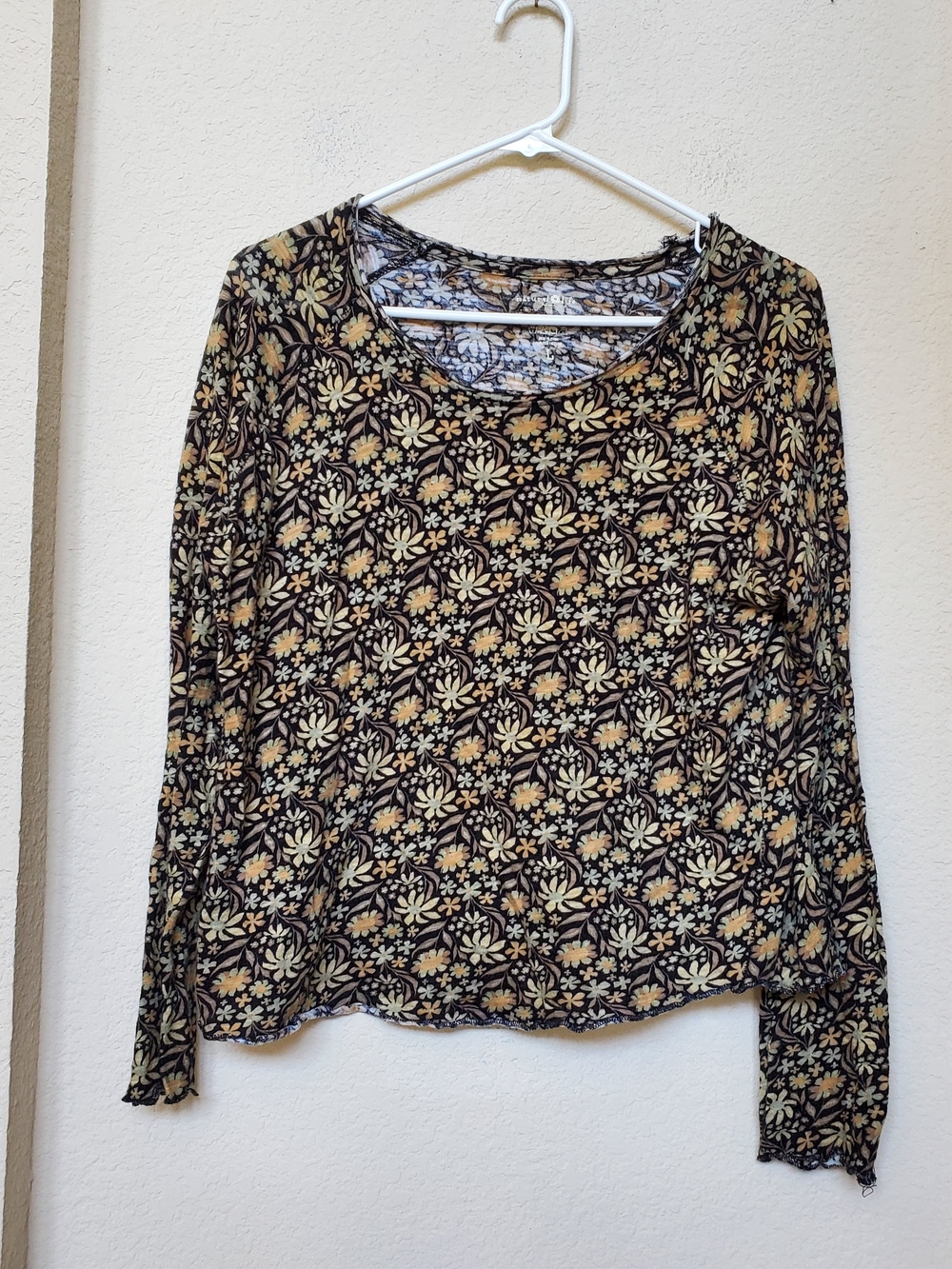 NATURAL LIFE Black Long-Sleeve Floral Scoop Neck Top. Size Large